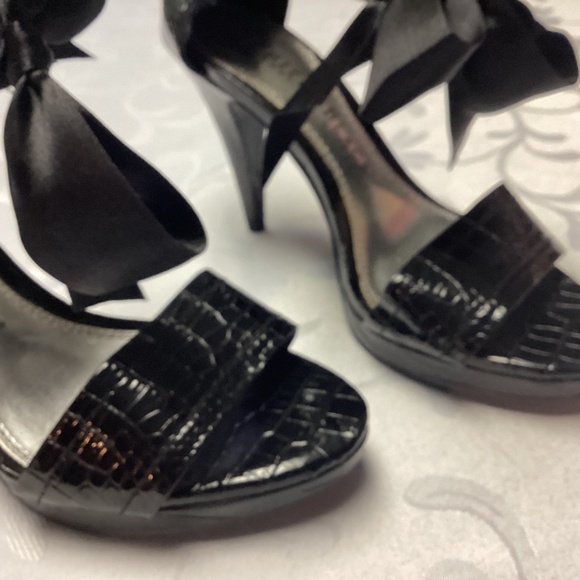White House black market heels size 6 PATENT LEATHER💃 / bows 🖤🖤🖤🖤 - Picture 4 of 9